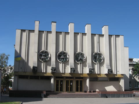 Рівненський академічний обласний театр ляльок — Рівне