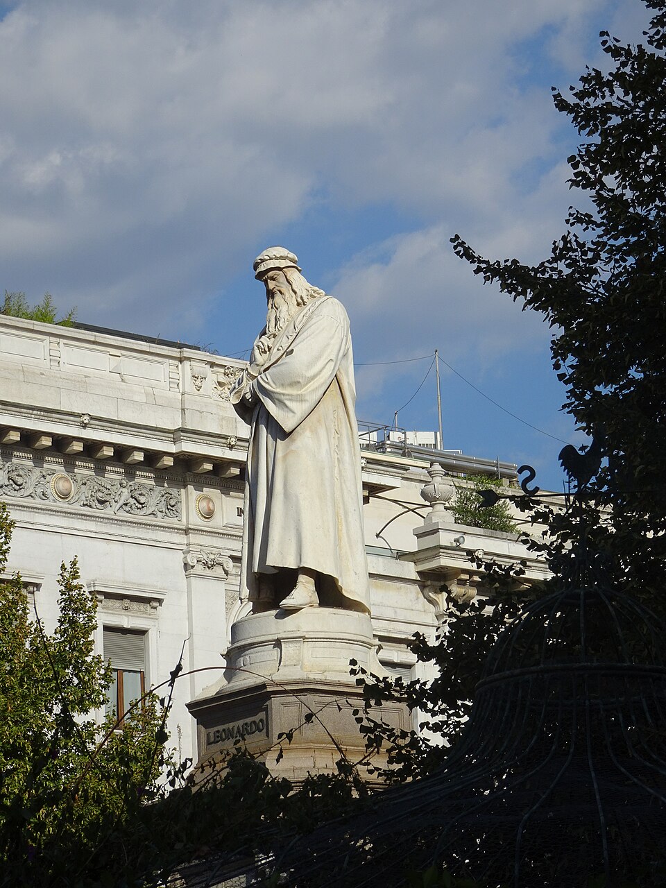 Statua di Leonardo da Vinci — Мілан